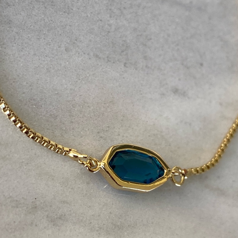 Gold  adjustable bracelet with sapphire pendant - Picture 4 of 5
